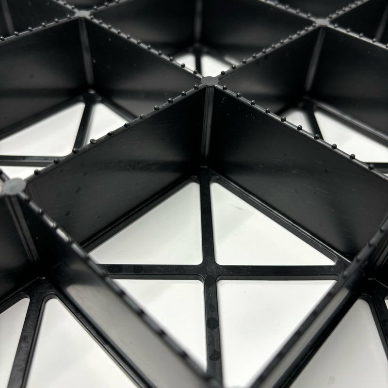 Afbeelding laden in galerij, Gravel matting mesh close up with closed cells