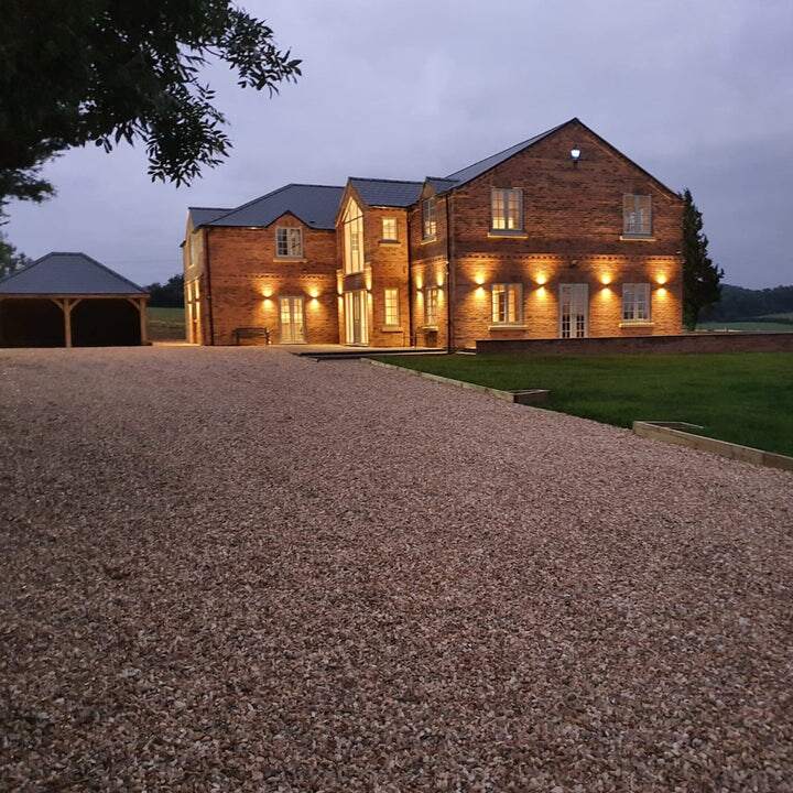 Afbeelding laden in galerij, Driveway Gravel driveway grid with stones in for gravel stabilisation