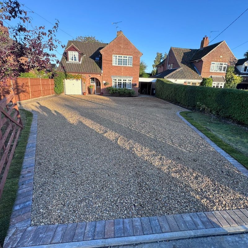 Afbeelding laden in galerij, Gravel driveway grids with 25mm beach stones
